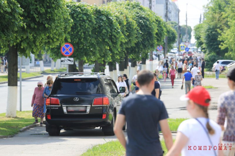 Якубович едит по чебоксарским тротуарам между гуляющими жителями