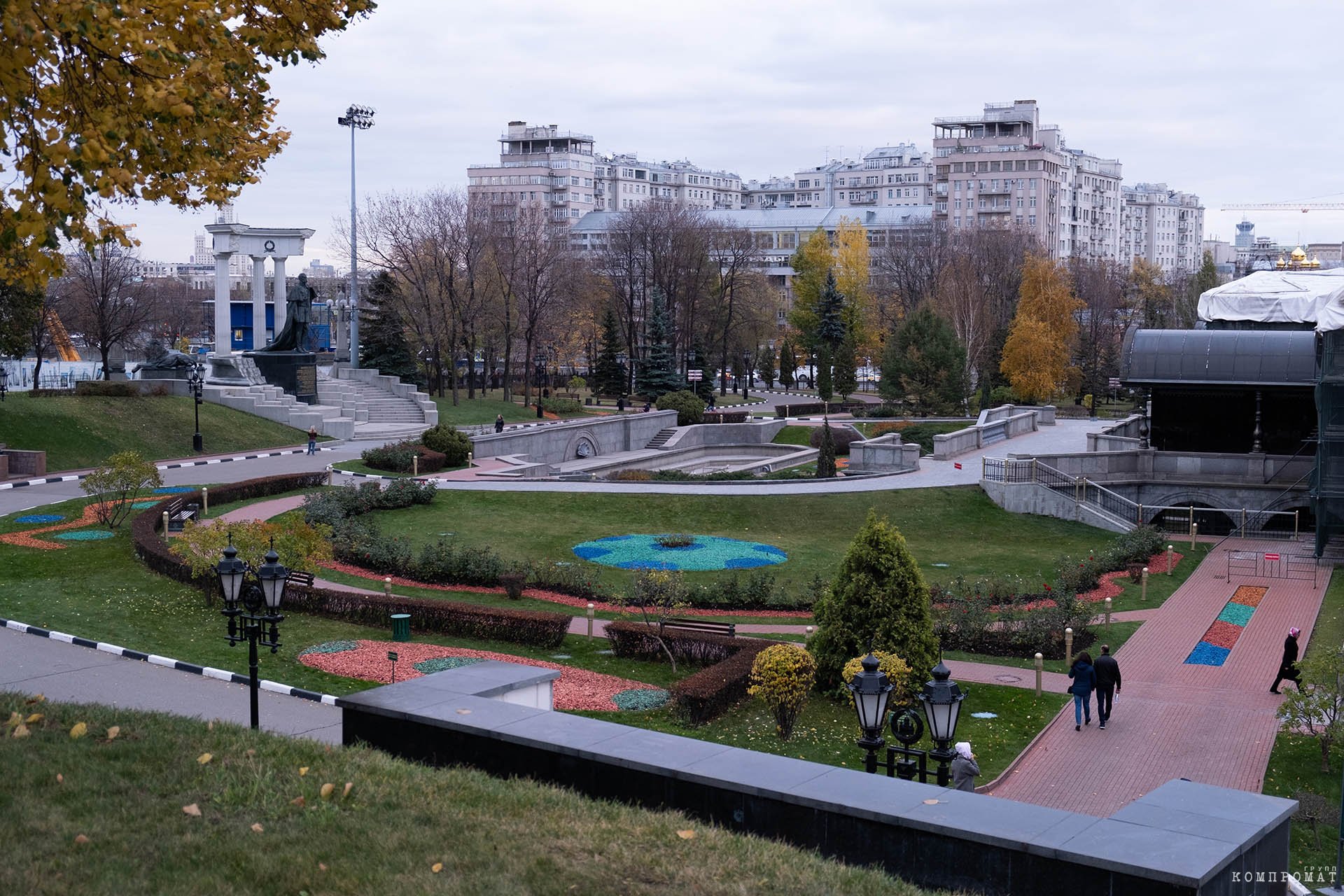 На уход парков у храма Христа Спасителя в год тратится не менее 17−18 млн рублей