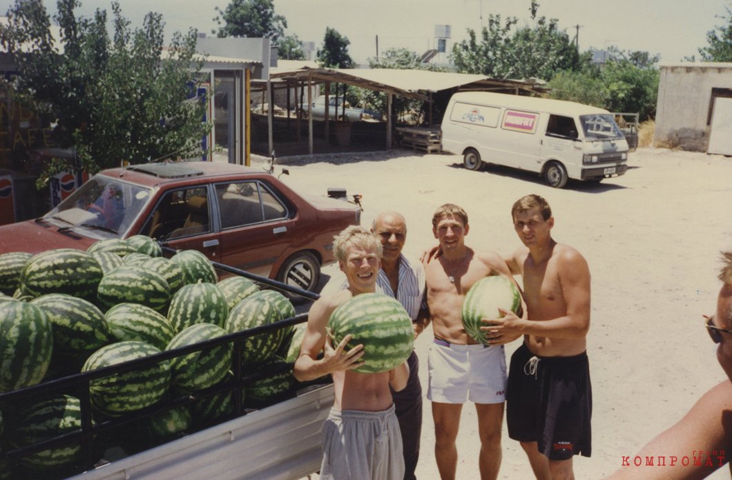 Герасимов, местный киприот, Инин и Алексеев на отдыхе. Фото из архивов родственников
