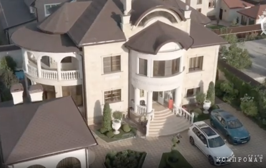 Дом Алексея Сафонова похож на жилье олигарха