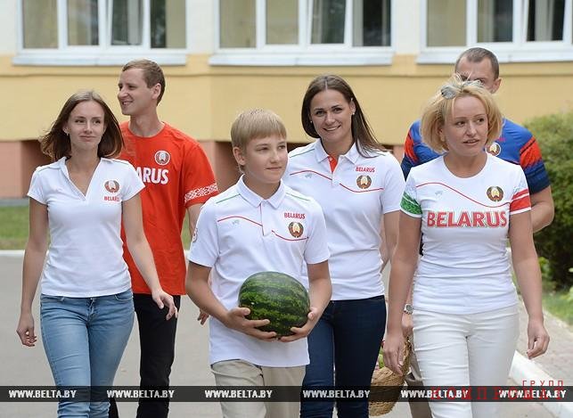 Коля Лукашенко и справа от него — другая его возможная мама, Светлана Коношенко