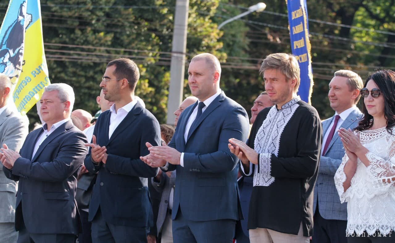 Александр Трухин (второй слева) на церемонии поднтия государственного флага в Полтаве утром 23 августа