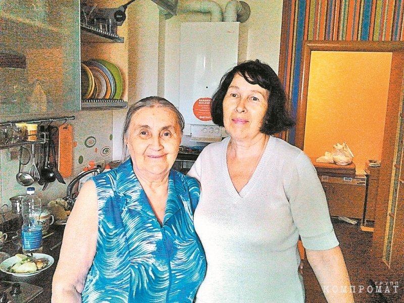 Лидия Петровна (слева) с родственницей (2012 год)