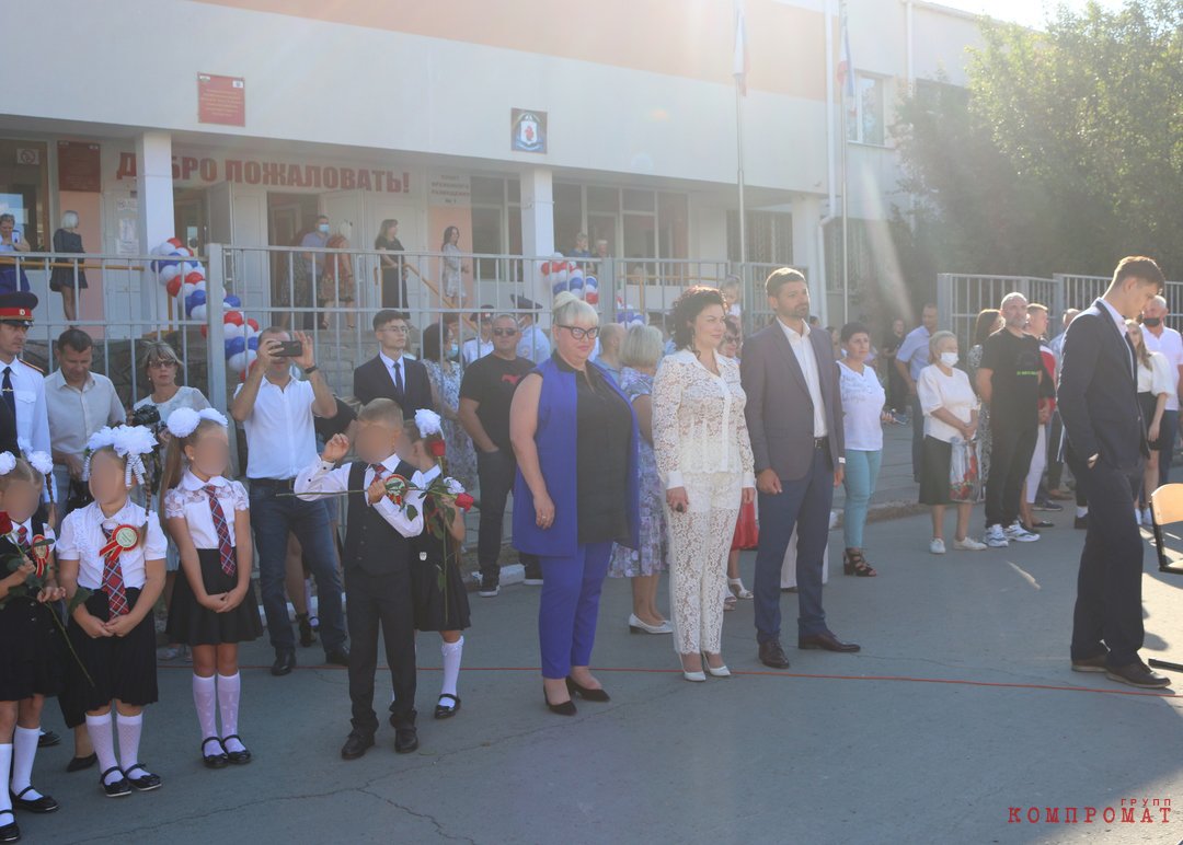 Арина Новосельская на школьной линейке в прозрачном костюме