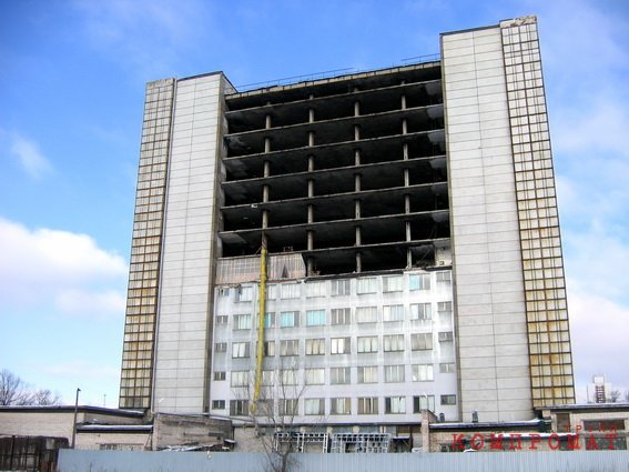 Здание РосНИПИ Урбанистики после пожара силами сотрудников организации было восстановлено только наполовину и многие годы простояло в таком состоянии.