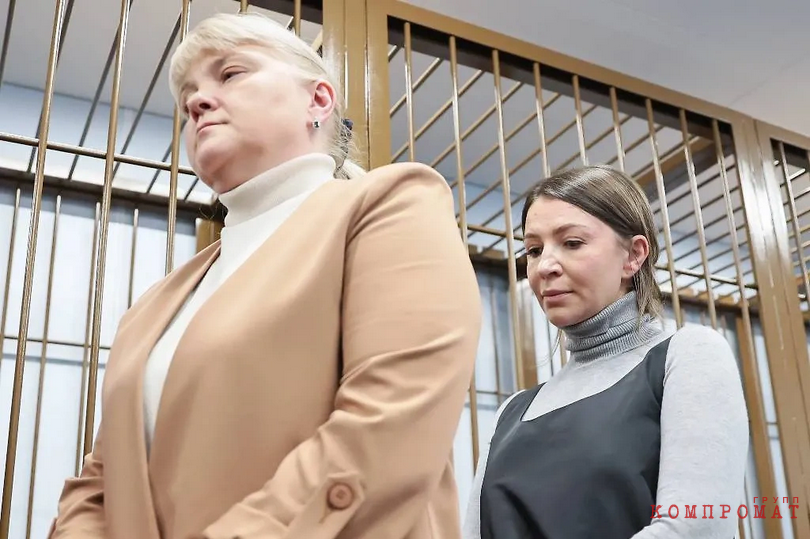 Блогер Елена Блиновская и ее адвокат Наталья Сальникова (справа налево) во время рассмотрения ходатайства следствия о продлении срока домашнего ареста в Замоскворецком районном суде, 24 октября 2023 года.