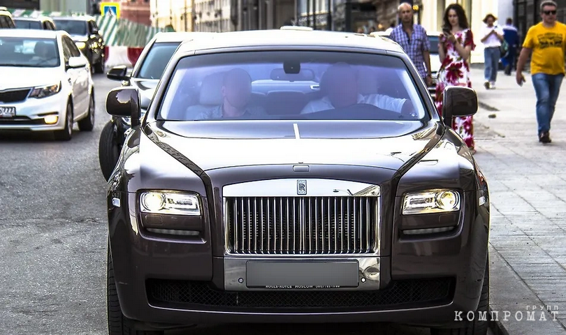 Человек, похожий на супруга Виктории Шеляговой, за рулём Rolls-Royce Ghost