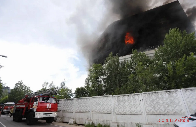 Спасатели приехали всего с одной 30-метровой лестницей, длины которой не хватало, чтобы дотянуться до шестого и седьмого этажей